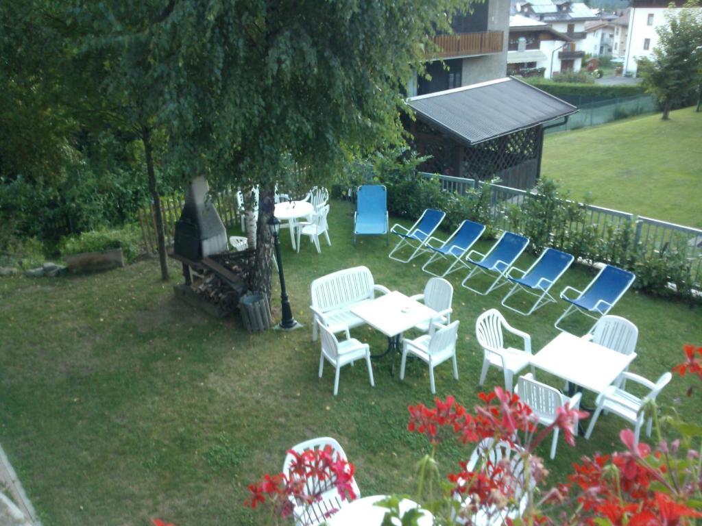 Hotel Serena Dimaro Exterior photo