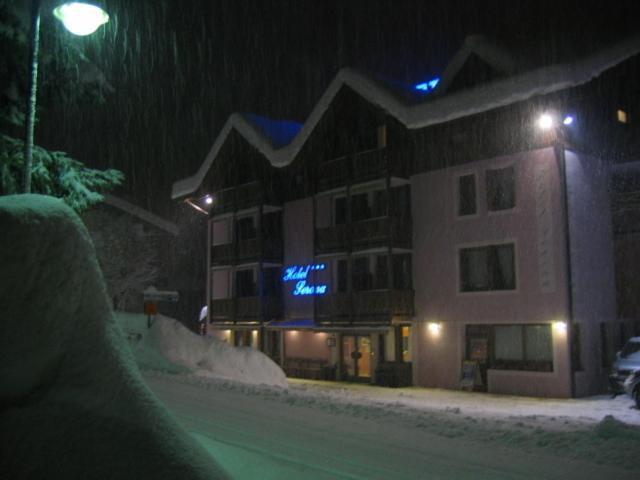 Hotel Serena Dimaro Exterior photo